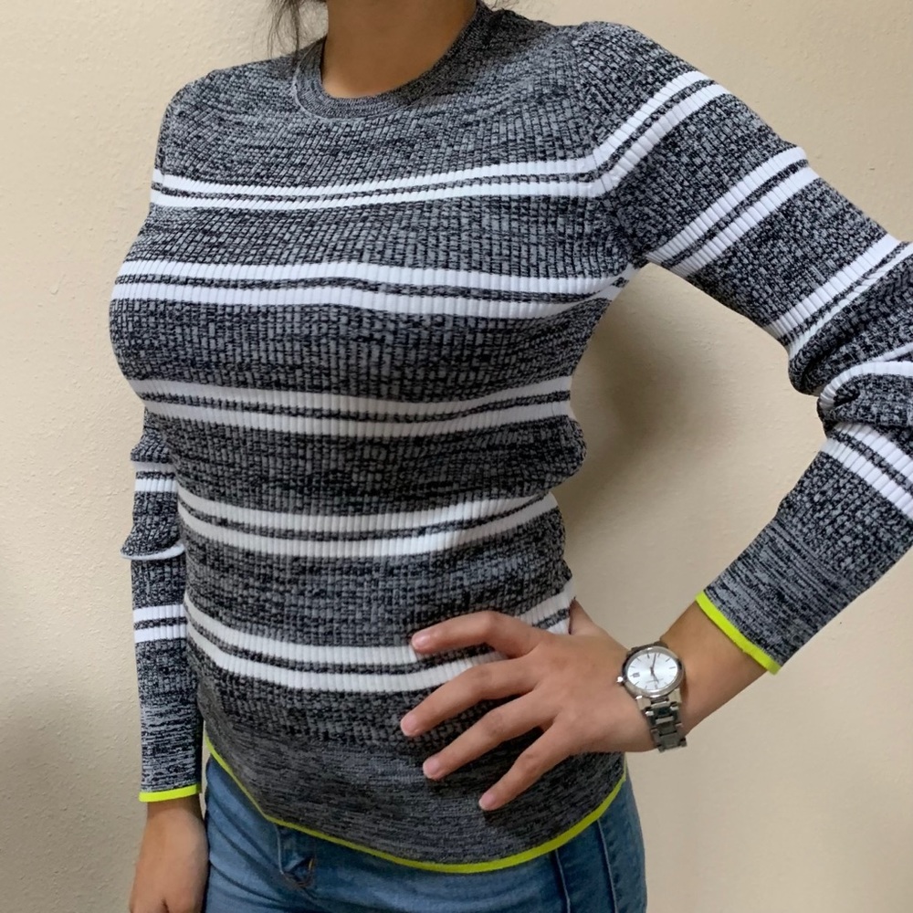 Never worn, comfy striped sweater, fitted!